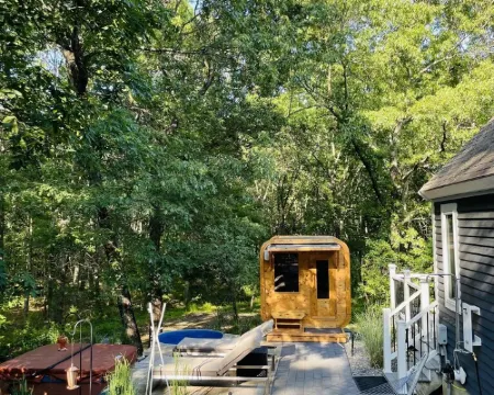 Luxurious Spa Suite with Jacuzzi, Outdoor Sauna, Plunge Pool and Steam-bath Hotels in Durham