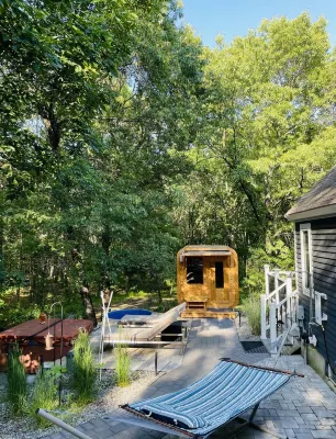 Luxurious Spa Suite with Jacuzzi, Outdoor Sauna, Plunge Pool and Steam-bath Hotels in Durham