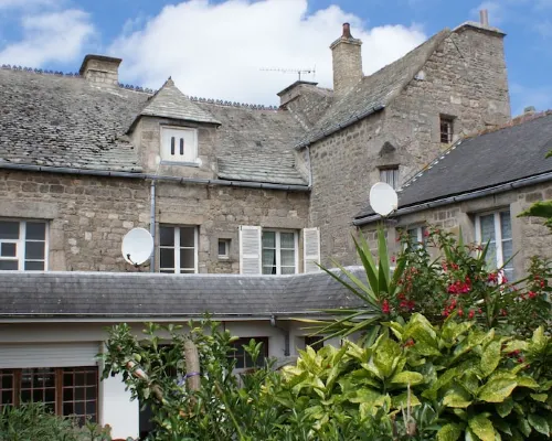 Renovated, modern and very central house! Terrace and garden 巴爾夫勒酒店