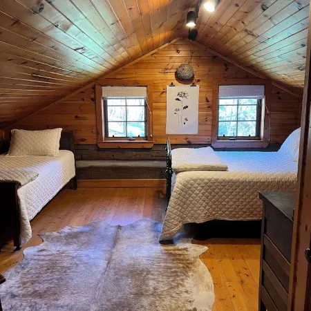 Little Creek Cabin, 2 bedrooms, 1.5 Baths (Sleeps 4)