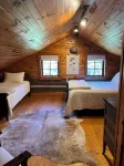 Little Creek Cabin, 2 bedrooms, 1.5 Baths (Sleeps 4) - Chalets