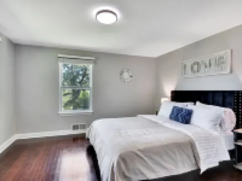 Navy Graduation ~ 6 Flags ~ Bristol Renaissance Faire ~ Casino ~ Outlet Malls โรงแรมในGurnee