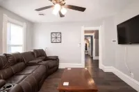 Lovely 2 Bedroom 1 block From the Town Square