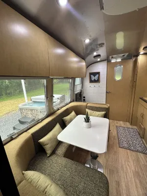 Sip & Soak: Airstream Glamping, Hot Tub on Seneca Wine Trail - 3 tähden