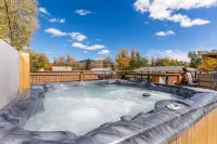 Downtown Townhouse w/Hot Tub, A/C & Sleeps 8!