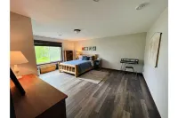 Exceptional property on Pelican Lake! Short walk to Breezy Resort, beaches, park Hôtels à : 