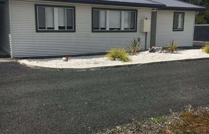 Entire House 3 bedrooms, 5 minute walk to town centre and 1 minute to beach