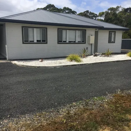 Entire House 3 bedrooms, 5 minute walk to town centre and 1 minute to beach