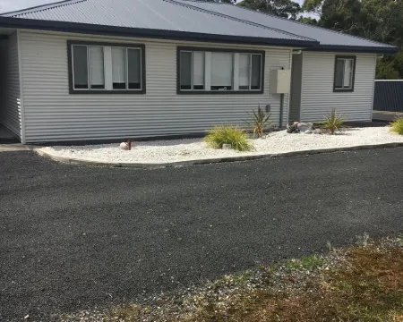 Entire House 3 bedrooms, 5 minute walk to town centre and 1 minute to beach Hoteles en Strahan