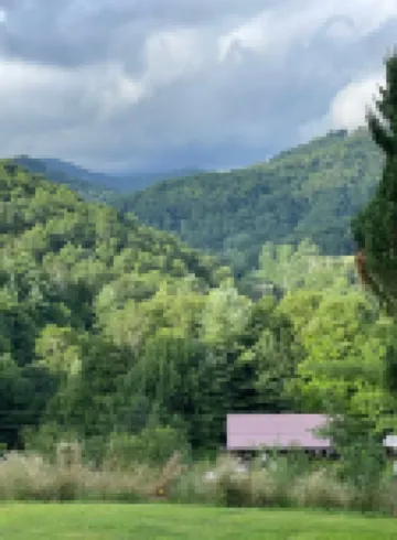 Rustic log cabin~ HOT TUB~ Breathtaking mountian views near Hatley Point