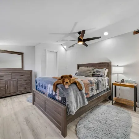 A Gem Right on Historic Rte 66 with Outdoor Space.  Walk to the Action!