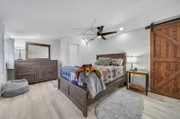 Right on Historic RTE 66 in Downtown Williams.  Steps away from all the action!