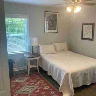 Great weekend getaway just a mile from downtown! Rooms