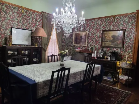 Victorian Home in Toledo's Historic Old West End Отели в г. Толедо