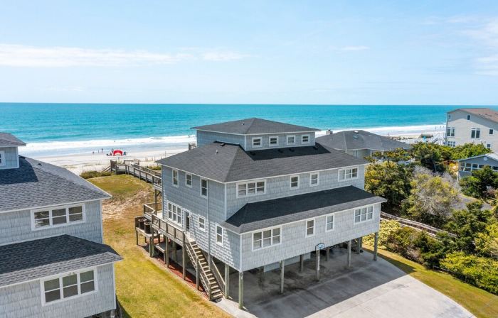 “Shore Thing” at our spacious Beachfront Oasis - WEST