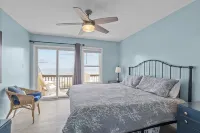 “Shore Thing” at our spacious Beachfront Oasis - WEST