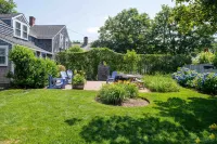 Ten Min. Walk to Main St. Perfect for Families/Groups. Gorgeous Enclosed Yard. - Bungalows