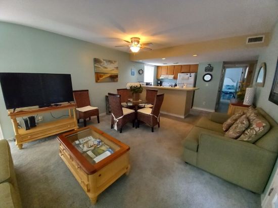 Lovely 1st floor condo. 2 blocks from beach.