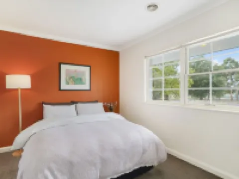 Gorgeous two bedroom home with lake views! Hotels in Hamilton