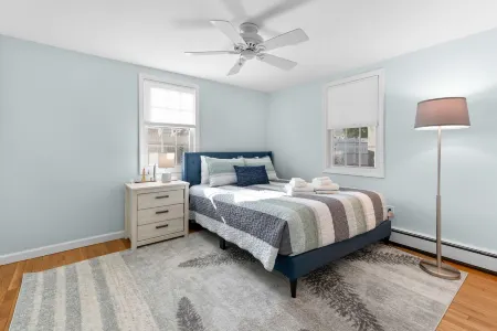 Walk to beach, fenced yard, and toys for the kids! Отели в г. Кейп Код Нэшнл Сишор