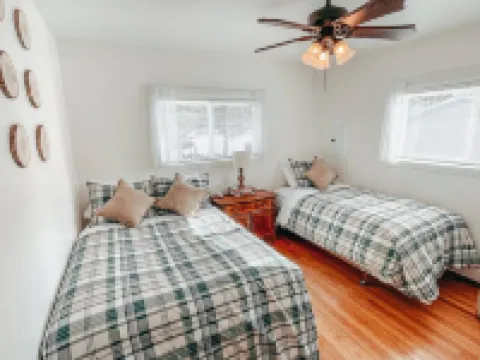 RiverFront Cottage>Private Pier>Firepit & Wildlife Hotels in Green Lake County
