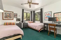 Upscale spacious lake view, hot tub, 5 acres, EV