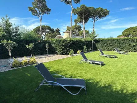 Villa with swimming pool 5 minutes walk from Mas Pinell beach!