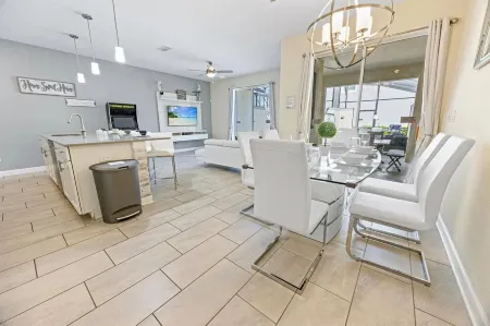 PRIVATE POOL/FREE RESORT ACCESS/CLOSE TO DISNEY/CLOSE TO RESTURANTS/MODERN STYLE