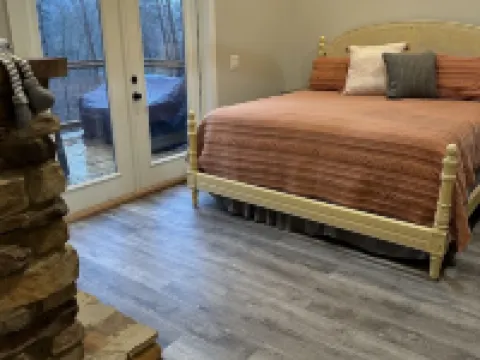 Luxury cabin in county but not far from downtown. Hot tub on back porch. Hotels in Ellijay