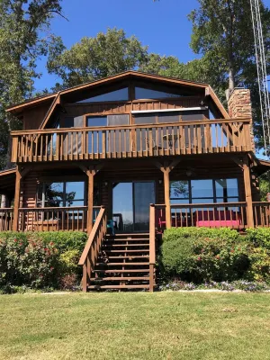 Cozy Lakefront log home on Callender Lake.