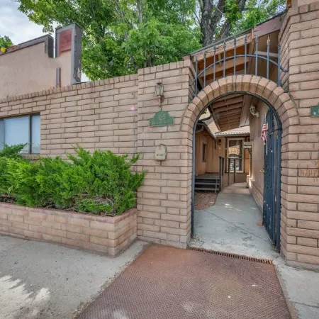 A Gem Right on Historic Rte 66 with Outdoor Space.  Walk to the Action!