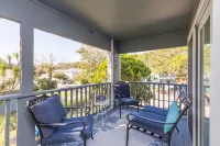 Cozy, 2nd floor apt 5 min walk to bch. PET friendly. FREE bottle of PROSECCO