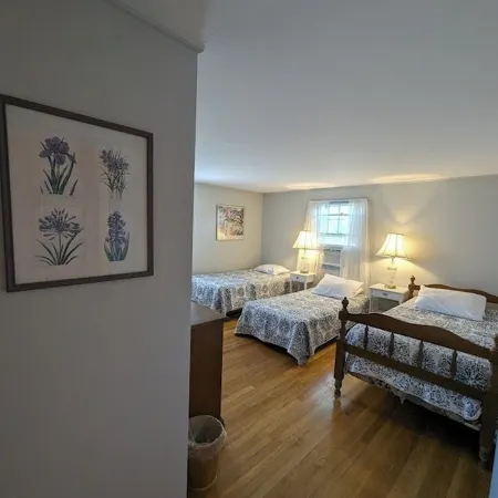 2 Bedroom, 2 Bath, 1100 sqft, sun porch, eat in kitchen, Washer/Dryer, Gas Grill