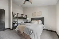 Summit Sunset, pet friendly! Hot Tub, Pool access, paved roads, luxury finishes