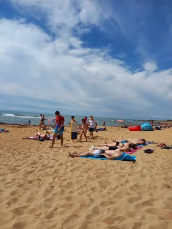 Furnished 2 bedrooms, 4-5 pers. garage, comfortable, close to shops and beach Отели рядом с достопримечательностью «Quartier de l'Ile de Penotte»