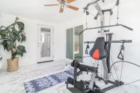 Oasis🌵in the❤️of Joshua Tree + Gym + Hot Tub + Tesla⚡️+ pond and waterfall - Gym