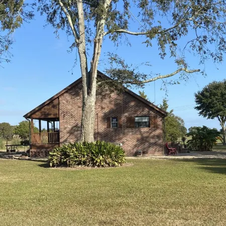 Cajun Country at its best. Private Acadian style guest house on estate property.