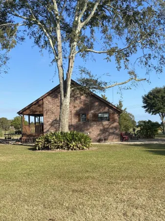 Cajun Country at its best. Private Acadian style guest house on estate property.