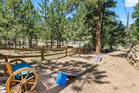 Cozy cabin with Hot tub Fireplace Fire pit Full kitchen Close to town and RMNP.