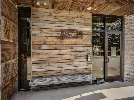 Perfect for groups! Walk to Journeyman/downtown Three Oaks Отели в г. Три Окс