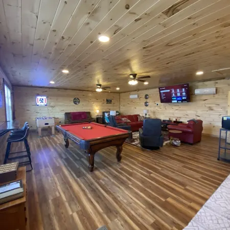 Red River Ranch Retreat- HOT TUB, Views, Pond- Near RRG