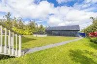 Large Home w/ 2 covered Pickleball Courts near Volcano National Park sleeps 16
