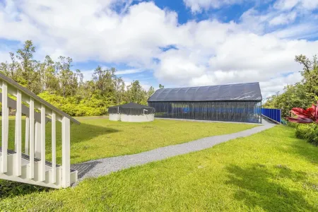 Large Home w/ 2 covered Pickleball Courts near Volcano National Park sleeps 16 Отели в г. Ферн-Эйкрес