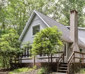 The Gray Chalet - private lot close to Lake Wallenpaupack & downtown Hawley