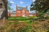 Stylish & New, Pet Friendly Fenced Yard, Walkable Downtown Hotels near Jonas and Anne Catharine Green Park