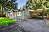 Fir-Grove Retreat-Stylish Home in Tranquil Setting Hotels near Oregon Lox Company