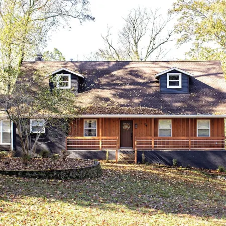 Luxurious 5-Bedroom Lakeside Retreat with Hot Tub, Fire Pit and Dolly Room