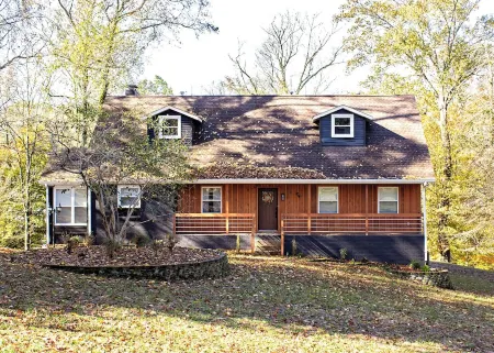 Luxurious 5-Bedroom Lakeside Retreat with Hot Tub, Fire Pit and Dolly Room