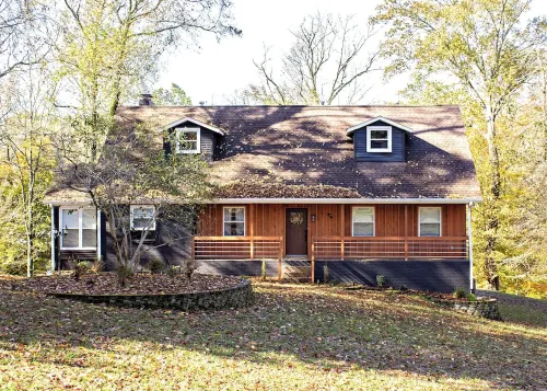 Luxurious 5-Bedroom Lakeside Retreat with Hot Tub, Fire Pit and Dolly Room