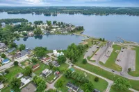 Brand new Buckeye Lake waterfront chalet A